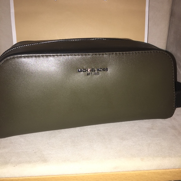 MICHAEL KORS KHAKI/BLACK LEATHER TOILETRY BAG - Picture 4 of 11